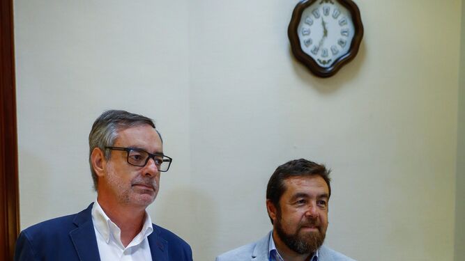 El secretario general de Ciudadanos, José Manuel Villegas, y el secretario general, Miguel Gutiérrez, ayer en el registro del Congreso.
