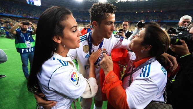 Georgina Rodríguez  junto a Cristiano Ronaldo y Dolores Aveiro en el Bernabeu