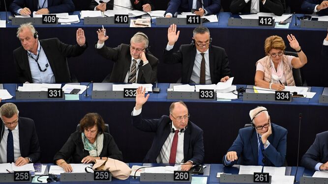 Eurodiputados votando en el plenario del Parlamento Europeo en Estrasburgo