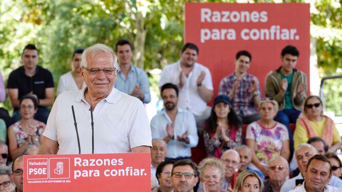 Borrell se dirige a los militantes socialistas en un acto en Valladolid.