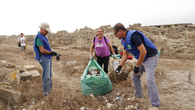 Tres voluntarios muestran una de las bolsas de basura llenas en la zona de Levante, en La Línea, ayer por la mañana.