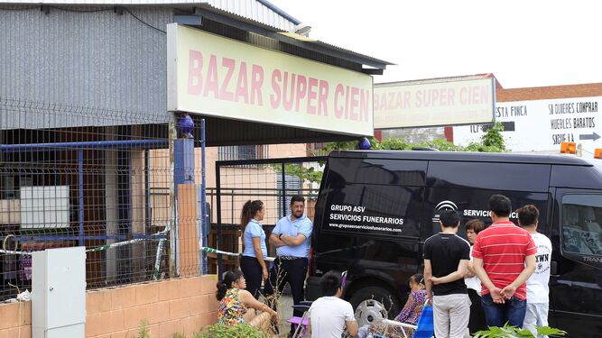 El Bazar Súper Cien, poco después de que tuviera lugar el asesinato.