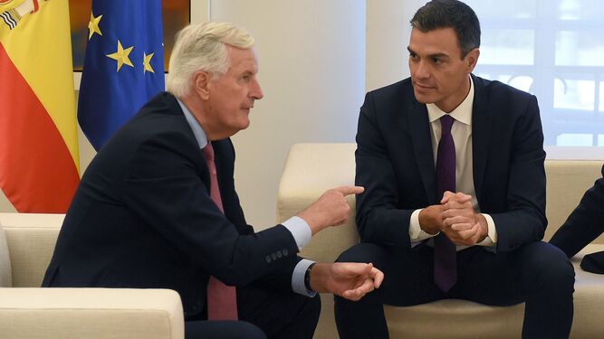 Un momento de la reunión entre Michel Barnier y Pedro Sánchez en la Moncloa.