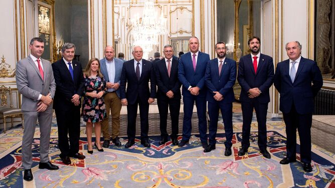 El ministro de Exteriores, Josep Borrell, posa con los alcaldes del Campo de Gibraltar y la presidenta provincial en el Palacio de Santa Cruz, en Madrid.