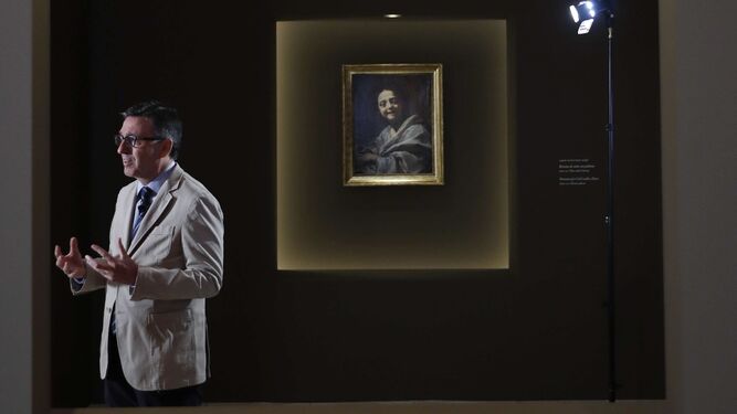 Andrés Úbeda, jefe de pintura italiana, ante la obra de Vouet.