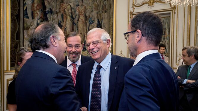 Josep Borrell saluda al alcalde de Algeciras, José Ignacio Landaluce, en Madrid.