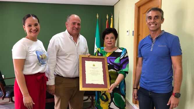 Ana Bueno muestra el diploma junto al alcalde, Jorge Romero.