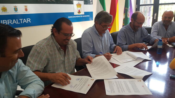 Serrano, Fernández y Triano firman el convenio.
