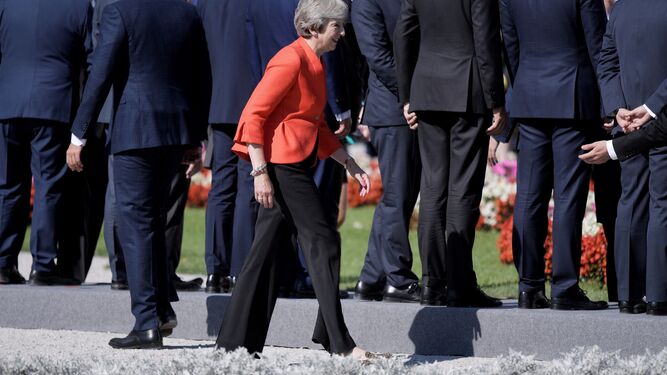 Theresa May llega a la foto de familia de la cumbre celebrada ayer.