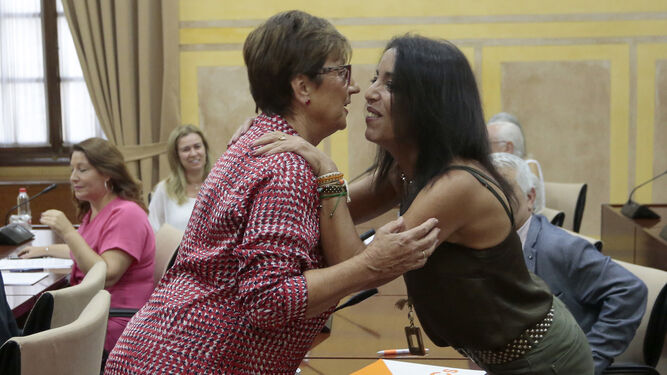 Las parlamentarias Marisa Bustinduy (PSOE) y Marta Bosquet (Cs) se saludan en la constitución de la comisión de la Faffe