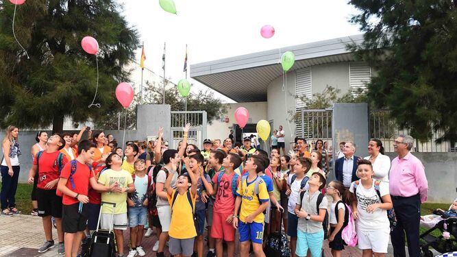 Los alumnos del colegio Parque del Estrecho, en Algeciras, que ayer fueron a pie al centro.