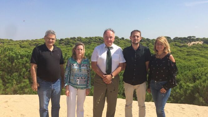 Pal Csaky, en el centro, en la visita del Parlamento Europeo a Doñana, con el resto de eurodiputados
