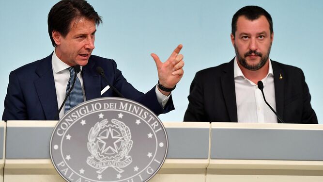 El primer ministro italiano, Giuseppe Conte, y el ministro del Interior italiano, Matteo Salvini (d), este lunes en rueda de prensa conjunta en Roma.