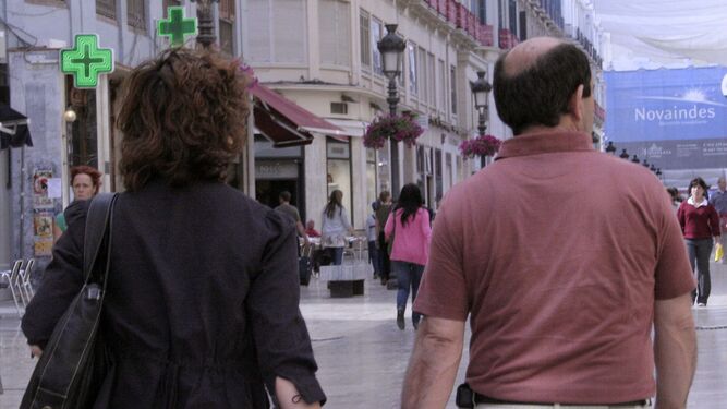 Una pareja pasea por una calle del centro de Málaga.