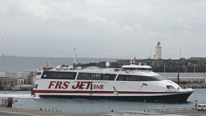 Un ferry de FRS en el puerto de Tarifa.