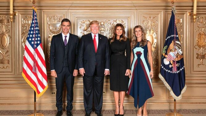 El presidente de Estados Unidos, Donald Trump, y el jefe del Ejecutivo español, Pedro Sánchez, junto a sus respectivas esposas,  en la recepción ofrecida el lunes por la noche por el mandatario norteamericano a los líderes asistentes a la Asamblea General de la ONU.