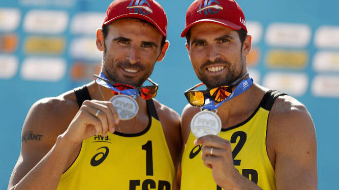 Pablo Herrera y Adrián Gavira, con sus medallas de plata.