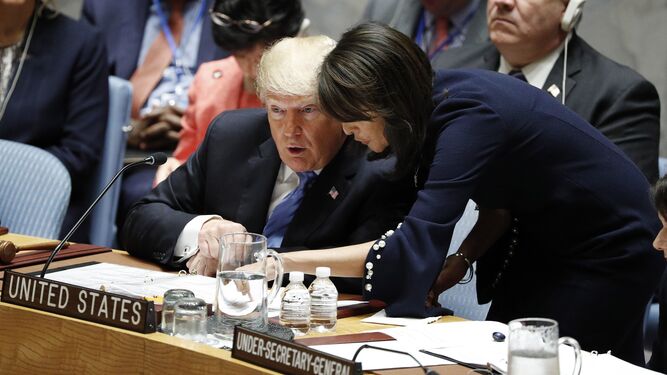 Donald Trump habla con una asesora durante el Pleno de la Asamblea a de la ONU.