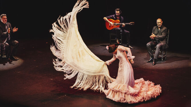 María Moreno bailando por cantiñas en el Teatro Central.