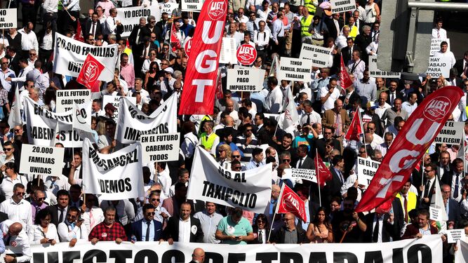 Los conductores de VTC protestaron ayer en Madrid contra el real decreto-ley.
