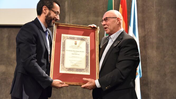 Juan Franco entrega el título de alcalde honorario a Salvador Pagán en enero de 2018.