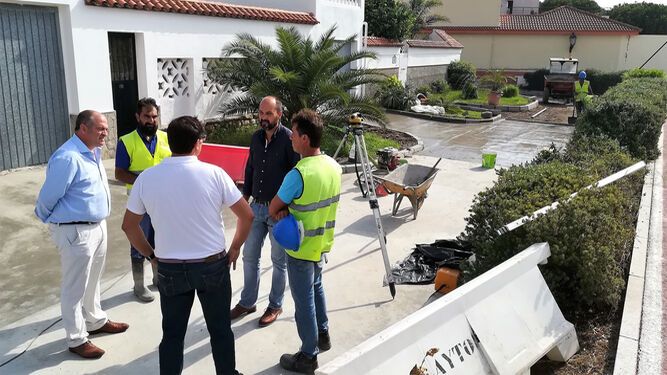 El alcalde, Jorge Romero, y el edil Miguel Alconchel supervisan las obras junto a técnicos de la constructora.