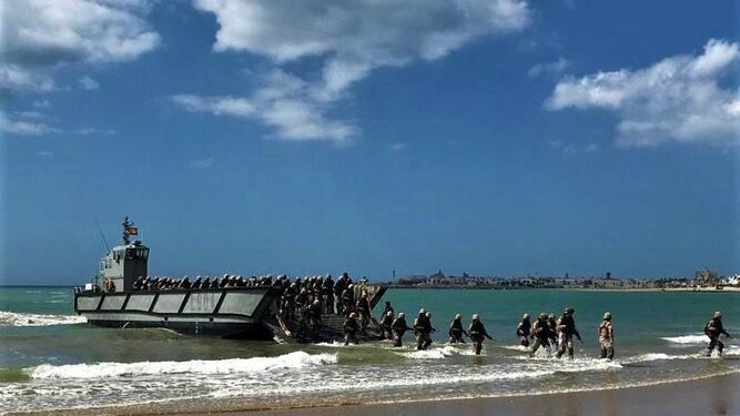 Infantes de marina llegando a la playa en una de las lanchas de desembarco