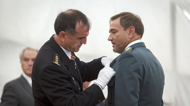 El comisario provincial condecorando al coronel de la Guardia Civil, Alfonso Rodríguez, el pasado año.