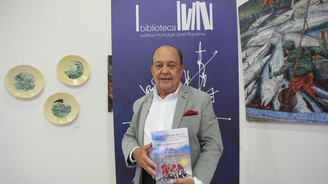 Miguel del Manzano, con un ejemplar del libro.