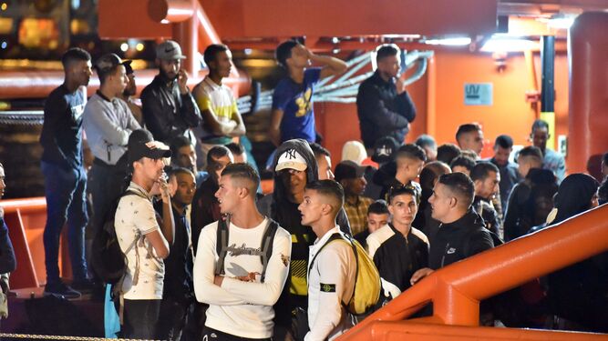 Un grupo de jóvenes marroquíes llega al Puerto de Algeciras tras ser rescatados de varias pateras.
