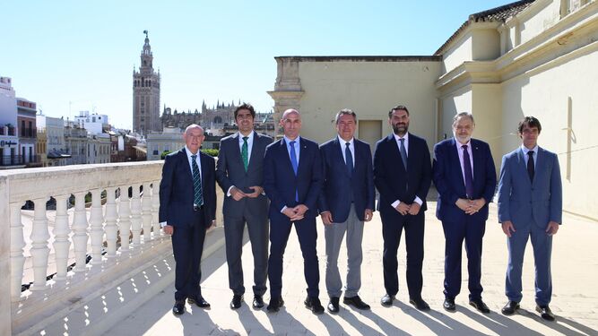 Representantes institucionales y del Betis posan en la presentación del España-Inglaterra.