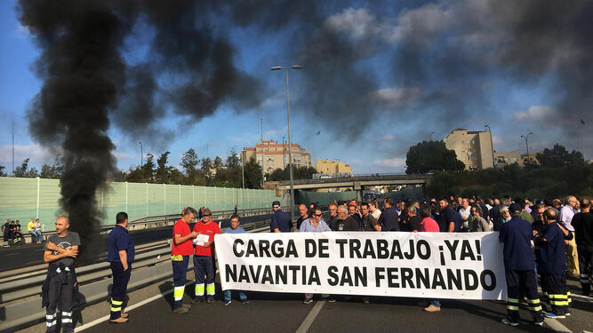 La plantilla de Navantia-San Fernando durante sus protestas de hace un mes para salvar el contrato de las corbetas para Arabia Saudí.