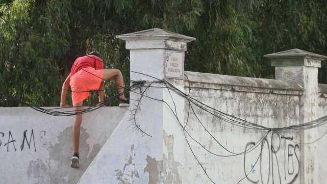 Un niño salta el muro del centro de menores de La Línea