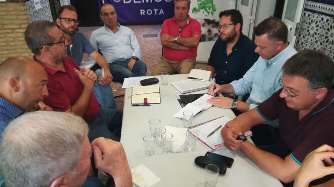 Imagen de la reunión de representantes de Podemos con representantes de los trabajadores de la Base de Rota.