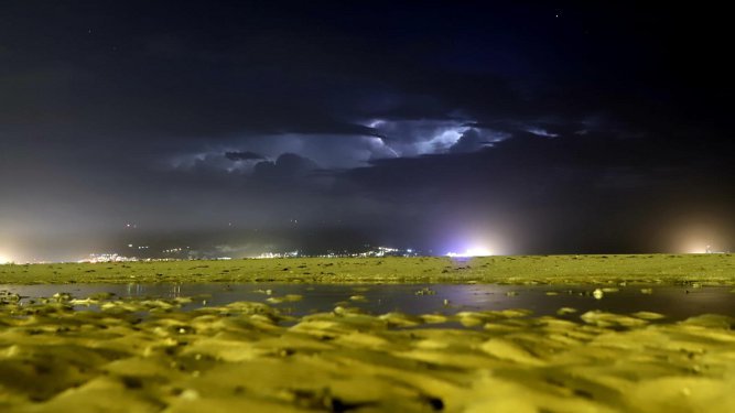 Foto de la tormenta eléctrica sobre el Estrecho esta madrugada, desde la playa de Getares.