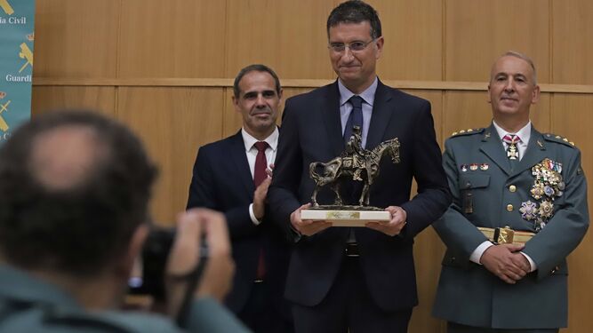 Javier Chaparro, director de ‘Europa Sur’, con el premio Amigos de la Guardia Civil concedido por la Comandancia