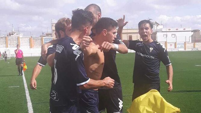 Los algeciristas celebran el gol de Alberto (sin camiseta), ayer en Lebrija.