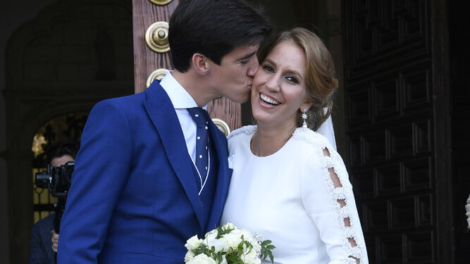María Toledo y Esaú Fernández se besan tras darse el 'sí quiero'.