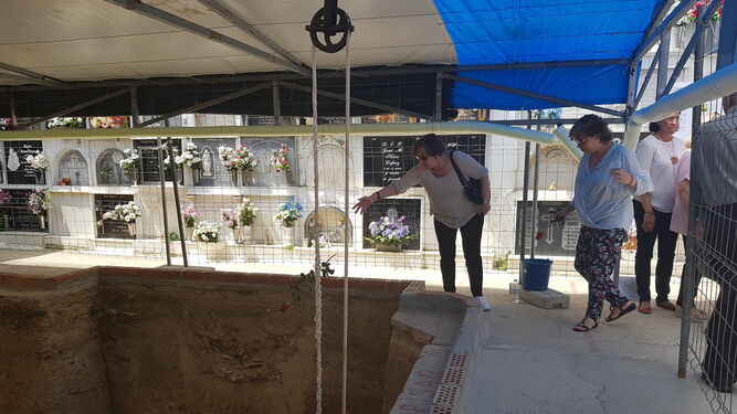 Límite de las excavaciones en la fosa común al toparse con una pared de nichos en el cementerio de San Fernando.