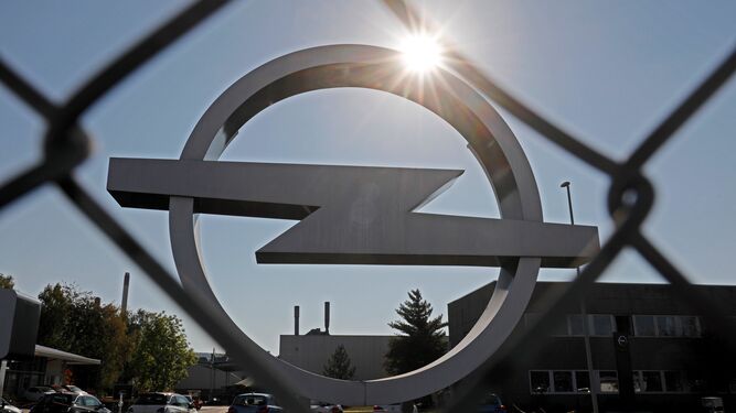 El logo de Opel en la fábrica de Kaiserlautern