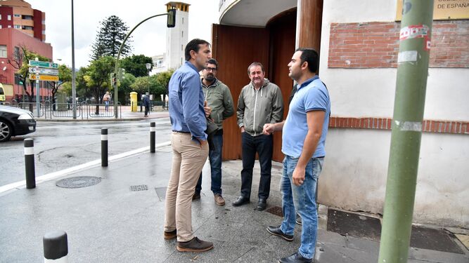 El patrón mayor de Tarifa, Manuel Suárez, y el alcalde, Francisco Ruiz, conversan antes de la reunión.