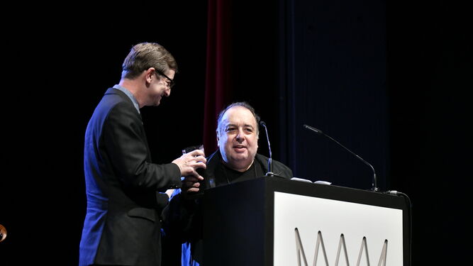 El productor Robert Townson entrega el Lifetime Achievement Award a Philippe Sarde.