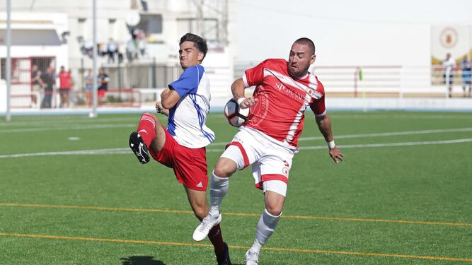 El rojillo Copi pelea un balón en el partido de esta temporada ante el Onubense.