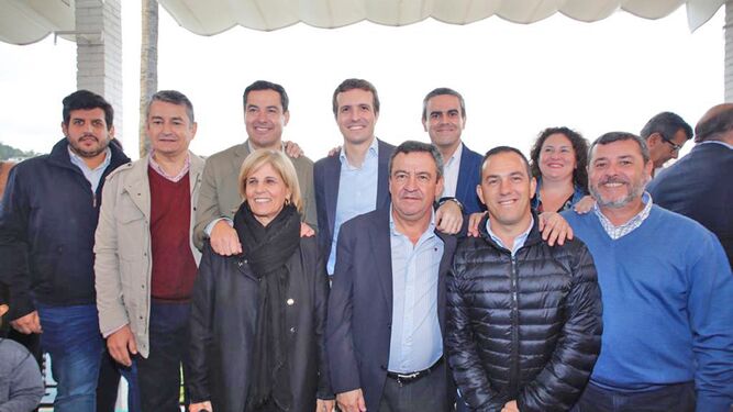 Ortiz, Sanz y representantes del PP gaditano, junto a sus líderes andaluz, Juanma Moreno, y nacional, Pablo Casado.