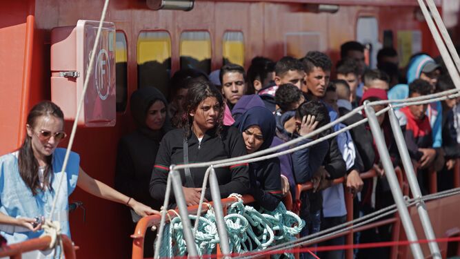 Varias personas, antes de desembarcar del buque 'María Zambrano'