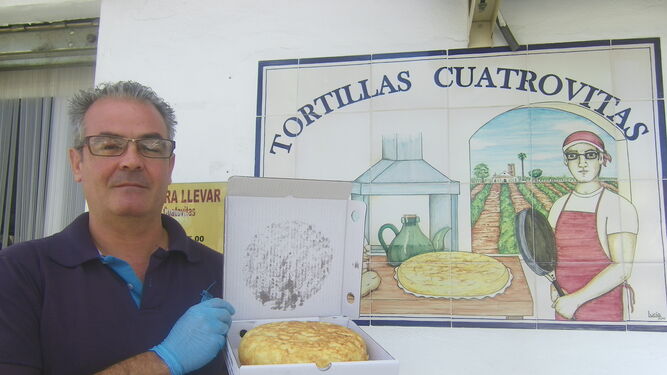 José Luis Sánchez Alvarez de Cuatro Vitas con uno de sus tortillones