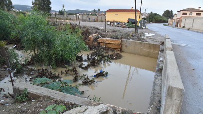 Uno de los canales, ayer tras las lluvias