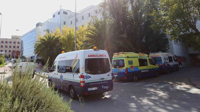 Varias ambulancias, este lunes, en el acceso al servicio de Urgencias del hospital.