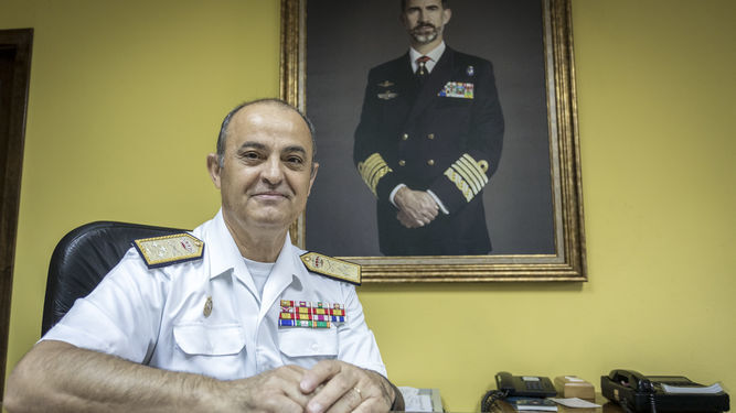 El Almirante de la Flota, Manuel Garat Caramé, en su despacho de la Base Naval de Rota.