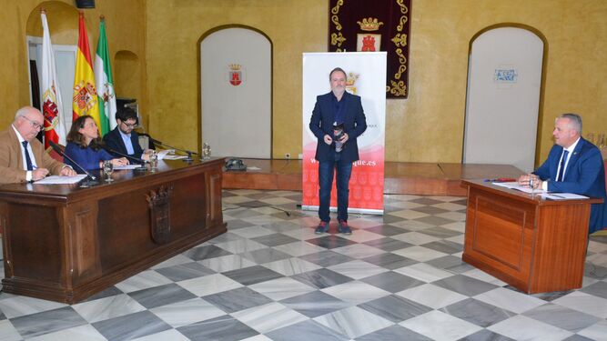 Juan Carlos Ruiz Boix, los tres periodistas que le entrevistaron y el moderador, durante el programa.